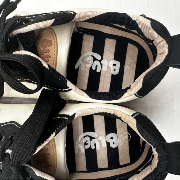 BLUEY Cartoon sneakers Bluey on 1 shoe and Bingo on the other runs large (9) - Picture 5 of 9